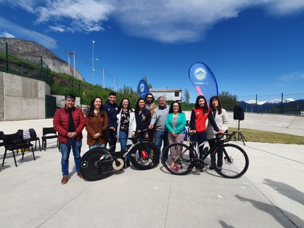 Ciclistas regionales Gabriela Alarcón y José Luis Rodríguez recibieron bicicletas de nivel mundial